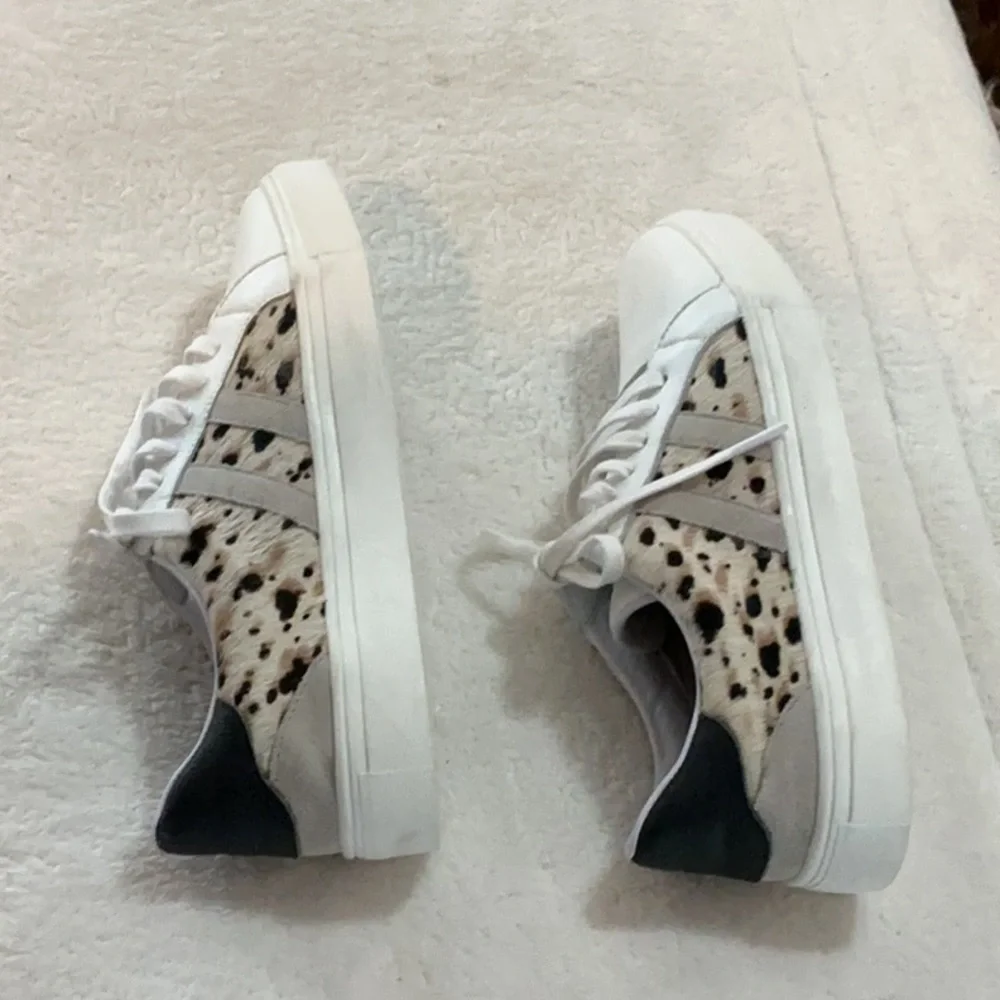 NWOT Kaanas White Leather Sneakers w/ Cheetah Print Fur